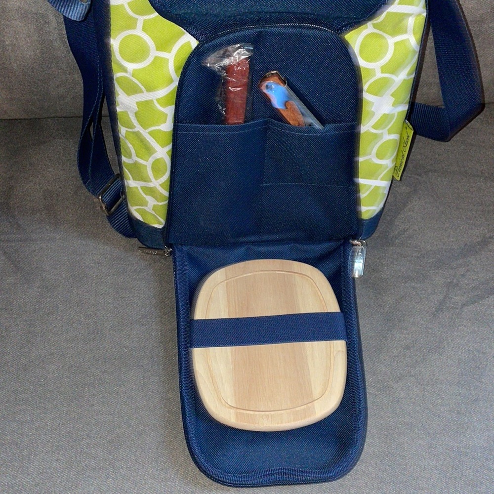 NWOT.  Picnic at Ascot.  Crossbody insulated bag. - Picture 5 of 7
